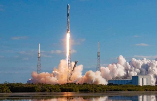 SpaceX запустила ракету с рекордным числом спутников